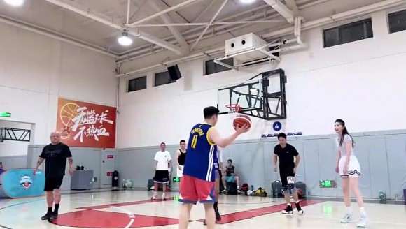 大长腿小姐姐虽然打球姿势有些生硬，但能进球啊！😍