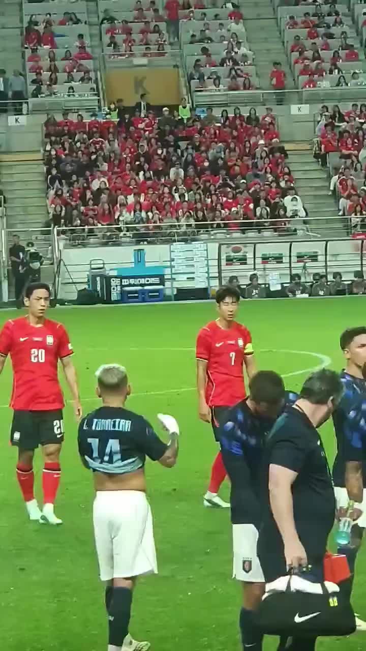 韩国vs乌拉圭友谊赛，本坦库尔给老队长孙兴慜拿水喝